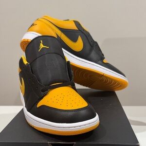 Jordan Sneakers Black and Yellow Men’s 10